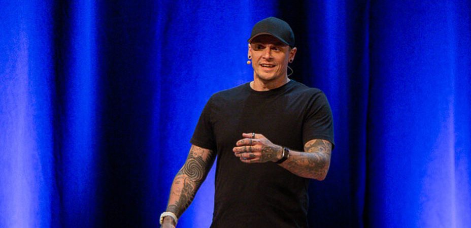 Calvin Innes speaking at Holky z Marketingu, Prague